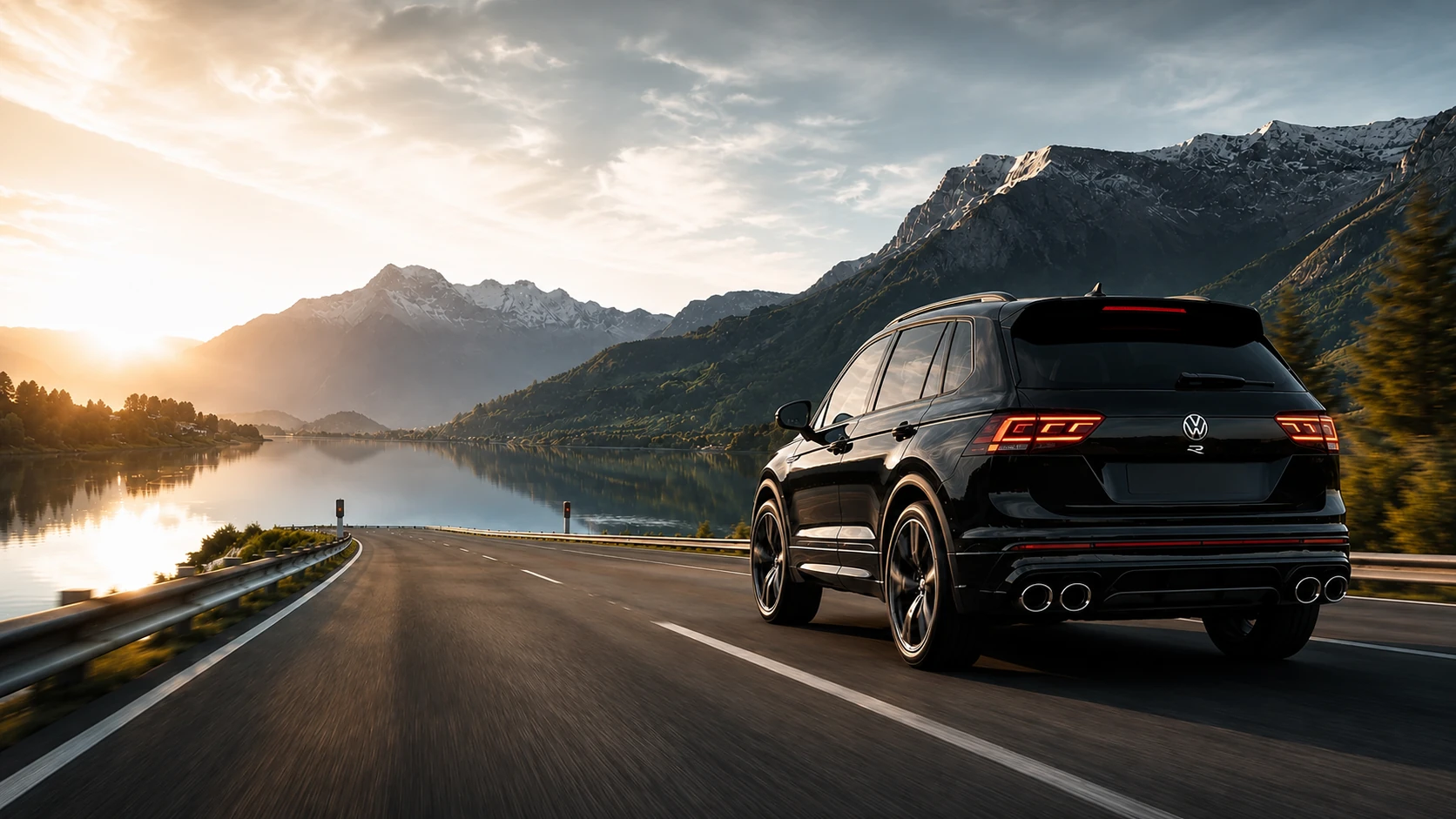 Schwarzer VW Tiguan R auf einer Alpenstrasse bei Sonnenuntergang für direkte Kurierfahrten Schwarzer VW Tiguan R auf einer Alpenstrasse bei Sonnenuntergang für direkte Kurierfahrten